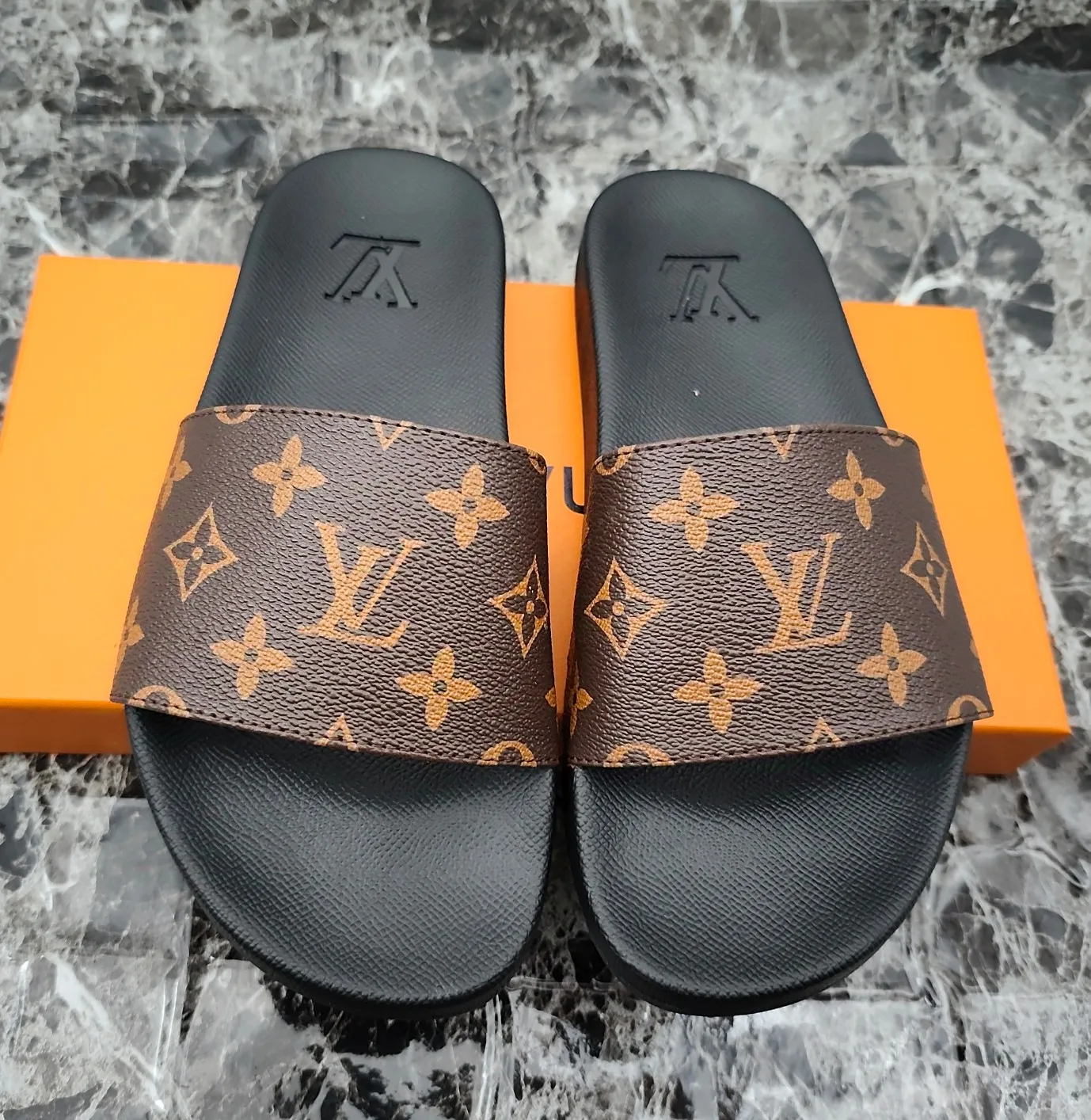 👟👟Ex-factory price 260👟👟 (available all year round), same style for men and women, size 35--48. Couple style🎗Louis Vuitton "LV" slippers, a much-anticipated one, so beautiful that it will melt your hearts❤! It is simply a masterpiece of extraordinary craftsmanship. It is a must-have for everyone. It is made by open mold. It feels Q-bounce and super soft on the feet. It is super delicate on the feet. It is an exclusive model. There are many layouts, so there is always one you like🎉🎉